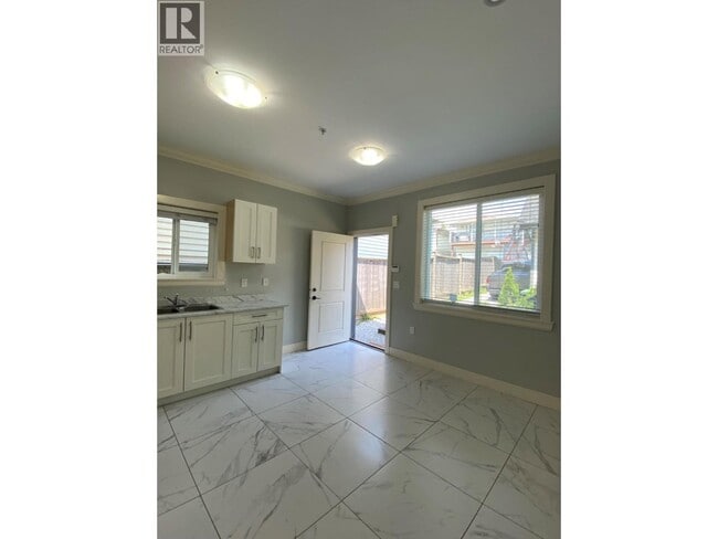 Building Photo - 717 E 61st Ave