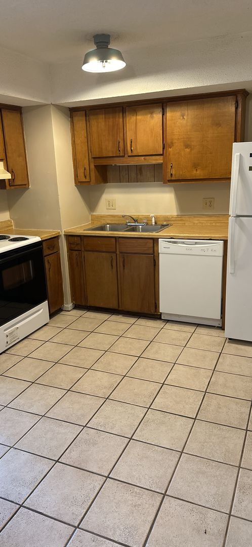 Building Photo - 2 Bedroom 1.5 bath townhouse