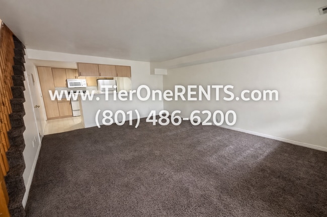 Building Photo - ** Limited Time Offer ** $500 OFF your first month's RENT!