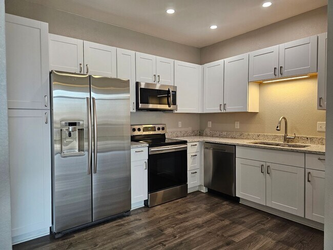 Foto del edificio - Beautifully Updated Two Bedroom Condo. Second Bedroom can be used as an Office/Flex Space.