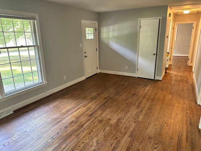 Building Photo - Beautifully Remodeled Three Bedroom Home!!