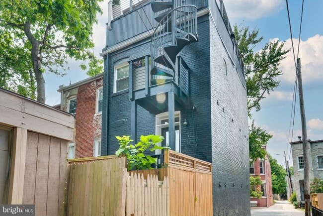 Building Photo - 409 Warner St NW