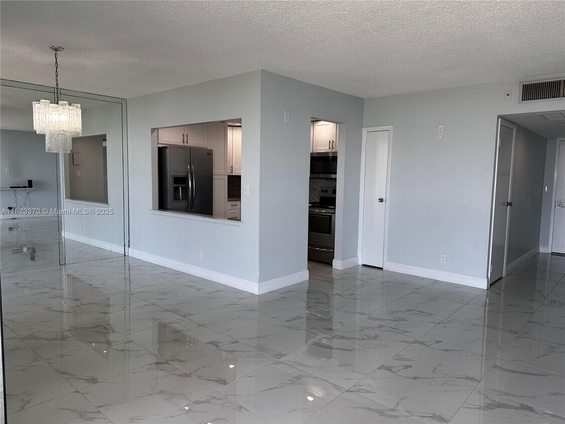 Foto principal - 20335 W Country Club Dr