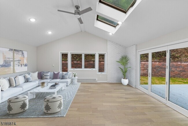 Foto del edificio - 8 Timberline Dr