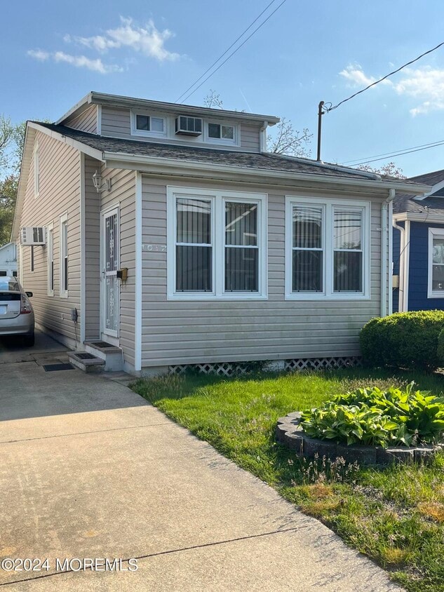Primary Photo - 1017 16th Ave