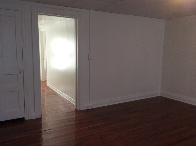 Building Photo - York City SD! Spacious 3 bedroom on 2nd & ...