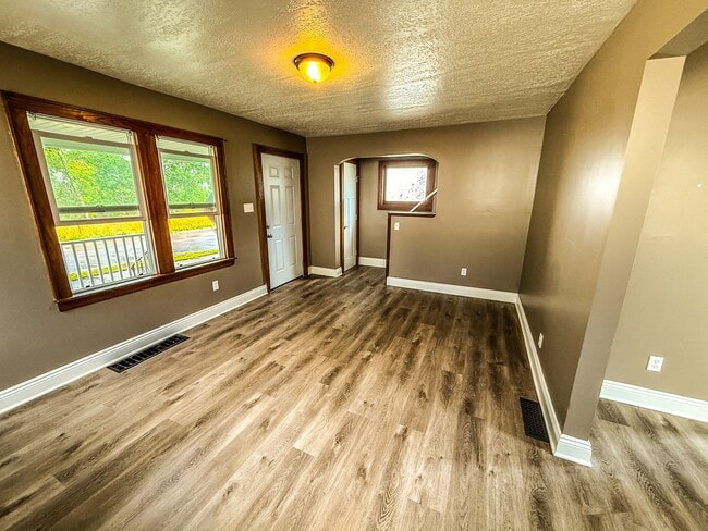 Building Photo - For Rent – Nicely Updated 3-Bedroom Home i...