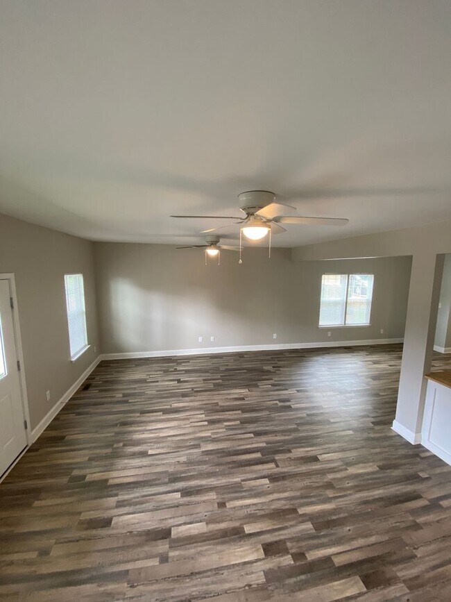 Foto del edificio - 162 Strickland Ave