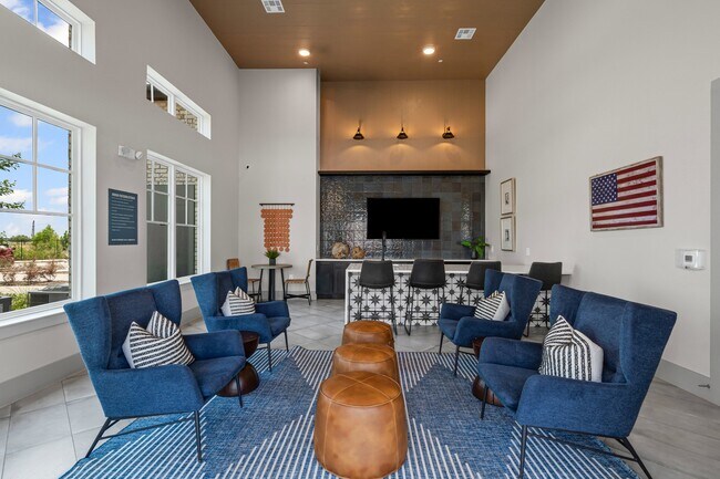 Building Photo - Peak at 1385