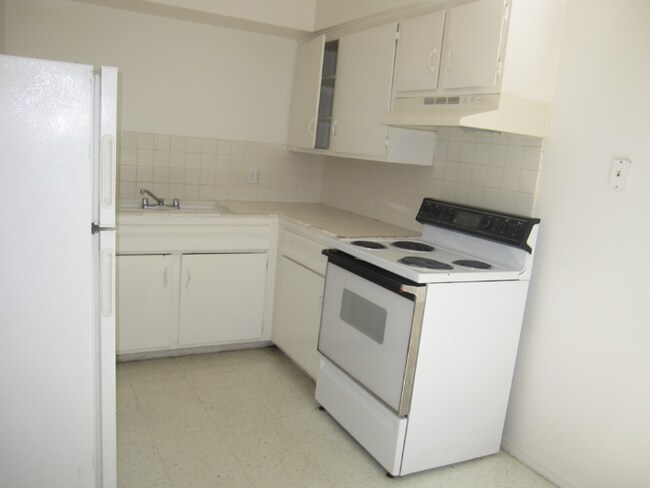 Building Photo - 1311 E San Bruno Ave