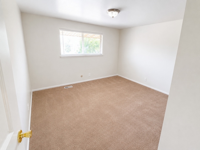 Building Photo - CREC 4 Plex