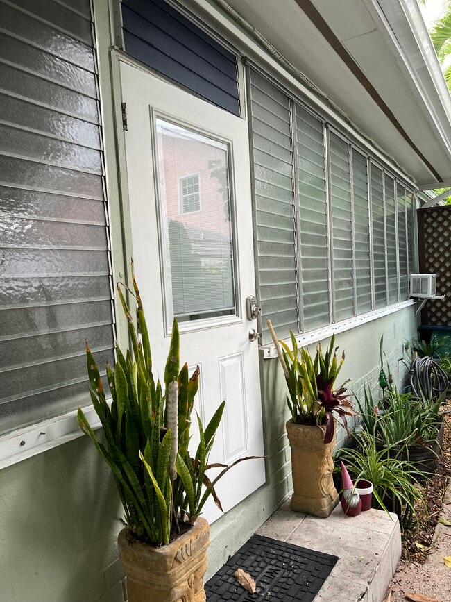 Entrance - 1505 White St
