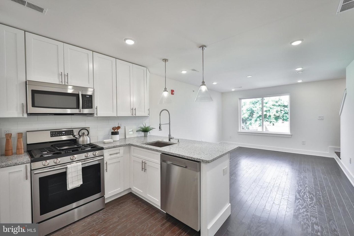 Building Photo - 2441 N Front St