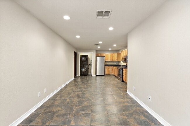 Building Photo - Walk to campus! Walk downtown! Fenced yard! Flat Rate Utilities!