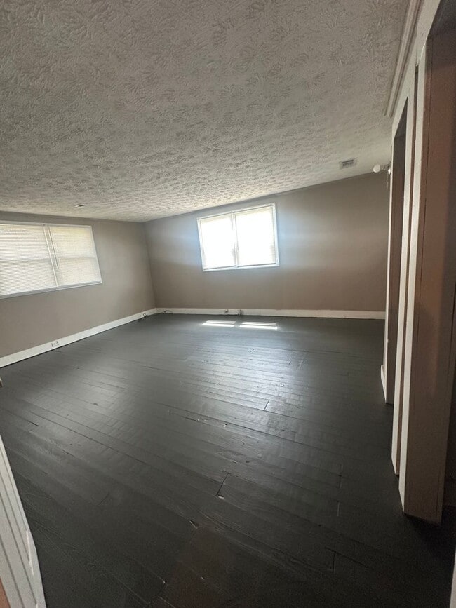 Building Photo - 3 Bed/1 Bath House UNDER RENOVATIONS