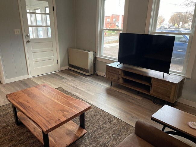 Building Photo - 83 Oak St