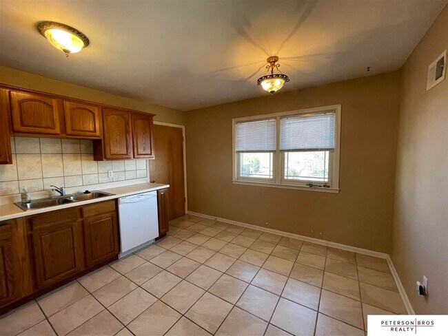 Foto del edificio - 4860 S 131st St