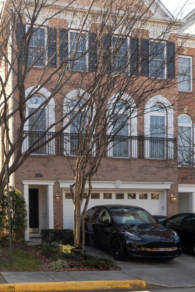 Foto del edificio - Well Appointed 3 Bedroom 3.5 Bath Townhome...