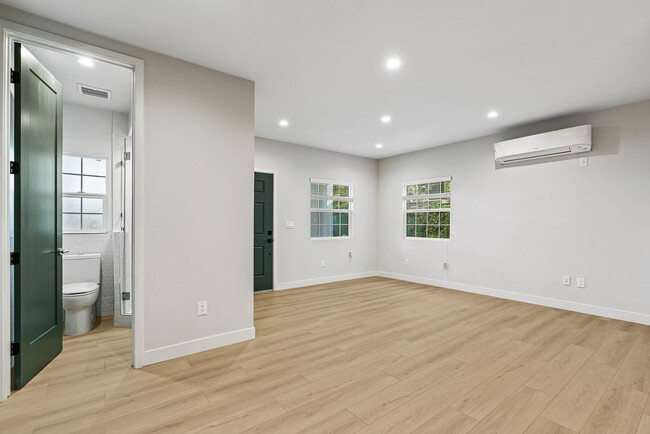 Foto del edificio - 1427 Edgecliffe Dr