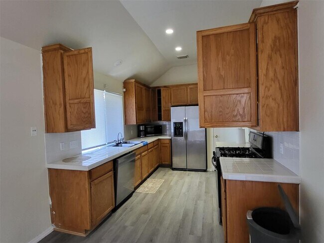 Foto del edificio - 304 N Kings Canyon Dr