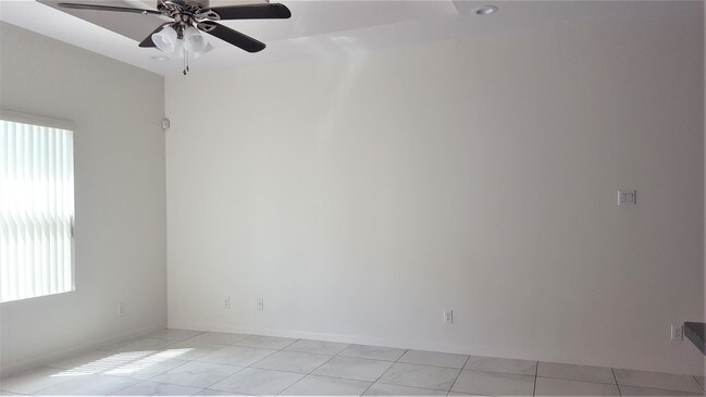 Building Photo - 705 E la Cantera Ave