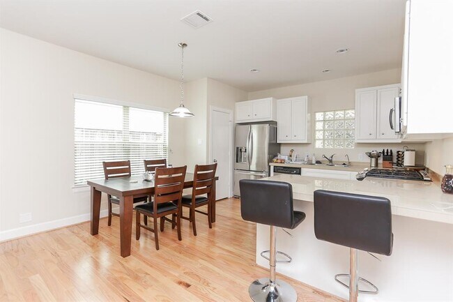 Foto del edificio - 3720 Main Poplar Dr
