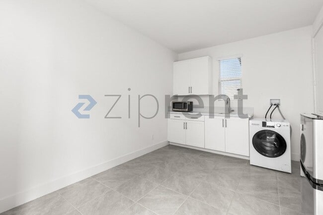 Building Photo - 2412 Paseo Archer