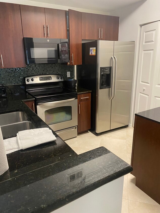 Kitchen - 4903 Midtown Ln
