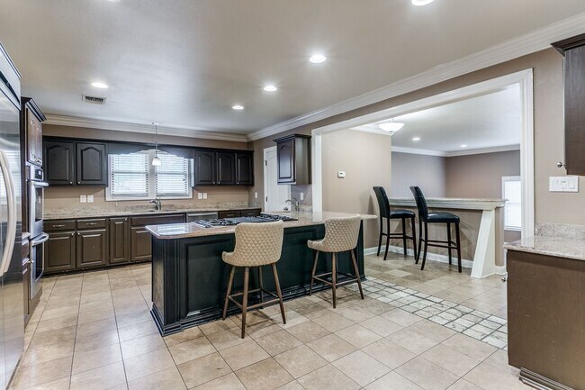 Foto del edificio - Magnificent 6-Bedroom, 5-Full Bath in Terrel Hills