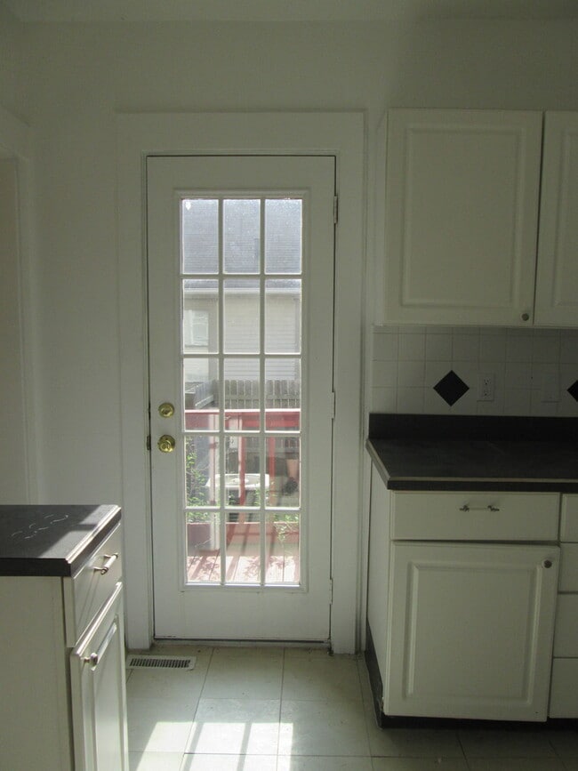 Building Photo - 410 E Kline St