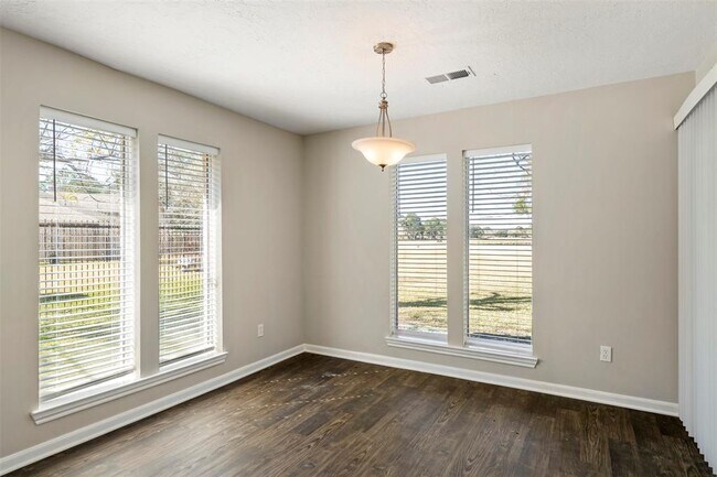 Building Photo - 3235 La Quinta Dr