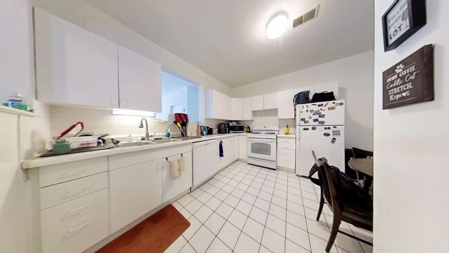 Building Photo - Raised First Floor Southport Corridor 2 Be...