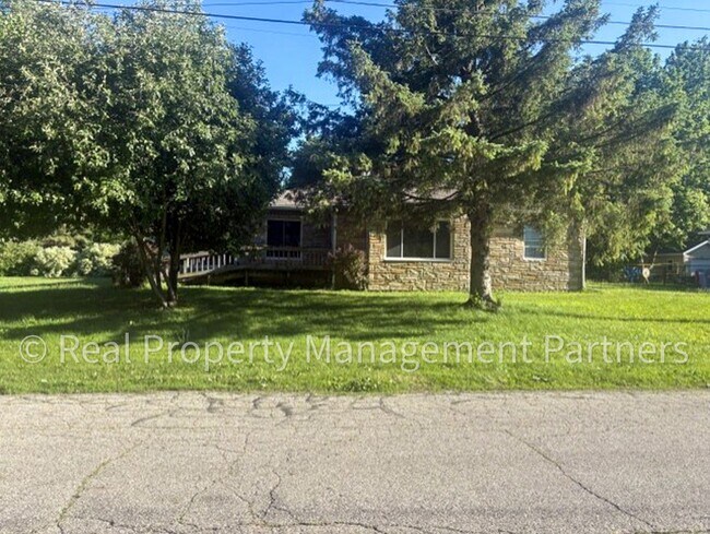 Foto del edificio - Charming 3 Bed 1 Bath Corner-Lot Ranch on 0.25+ Acres - Lawncare Included