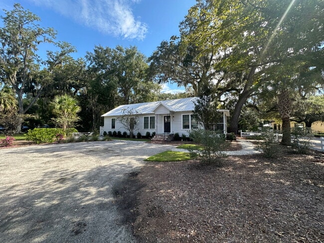 Foto del edificio - Low Country Cottage located in the Heart of Bluffton!