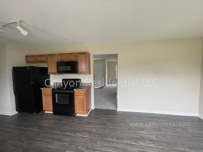 Building Photo - Beautiful 3b Room! Move in ready!