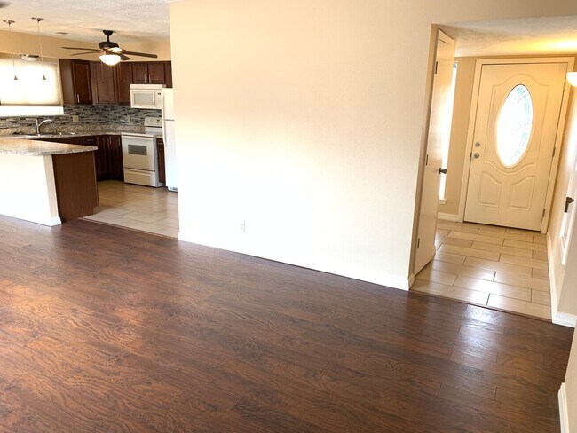 Foto del edificio - Home For Rent | 3 Bed | 2 Bath | 2 Car Gar...