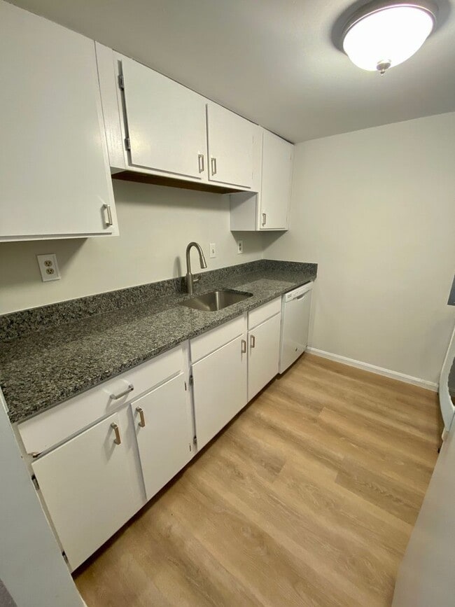 Building Photo - Broadneck Schools! 2 Bedroom Townhouse Sty...