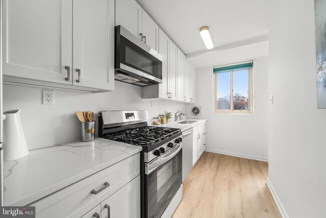 Foto del edificio - 4000 Tunlaw Rd NW