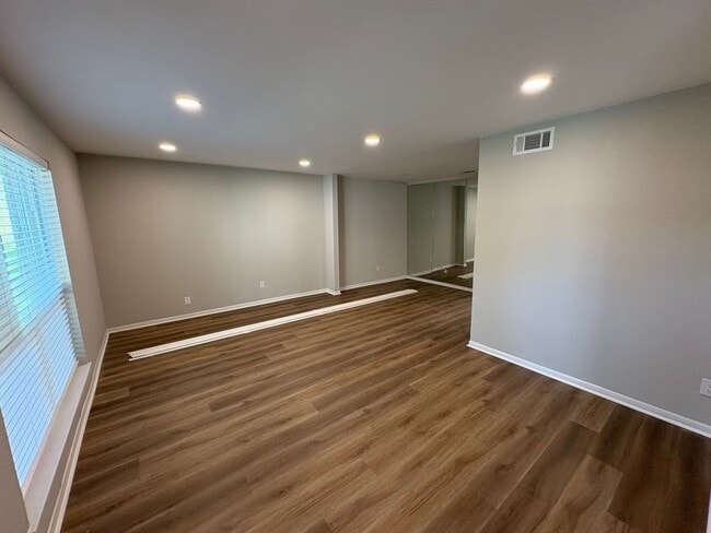 Building Photo - Newly Renovated 4 bed, 2.5 bath Townhome i...