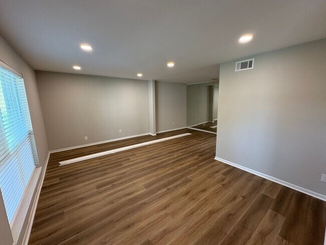 Foto del edificio - Newly Renovated 4 bed, 2.5 bath Townhome i...