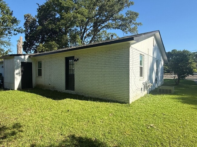 Building Photo - 255 S Hicks St