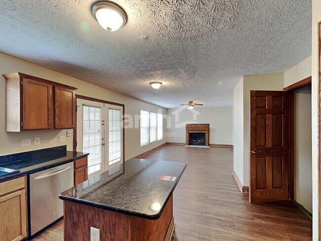 Building Photo - 5480 Oakwynne Ave