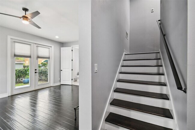 Building Photo - 402 S Melville Ave