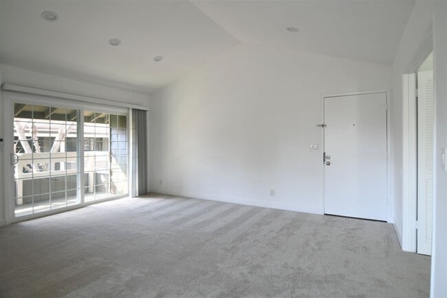 Building Photo - 258 Streamwood