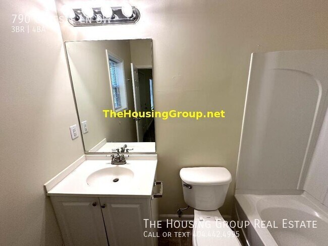 Building Photo - 3 Bedroom 3.5 Bath Gated Community