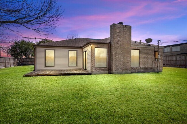 Building Photo - 10902 Lewis Dr