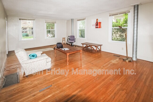 Building Photo - 13 Menno St