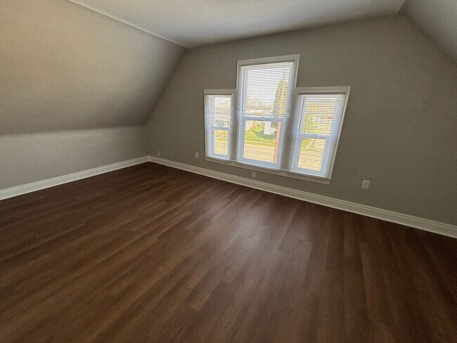 Foto del edificio - 3-bedroom, 1-bath house: $1050