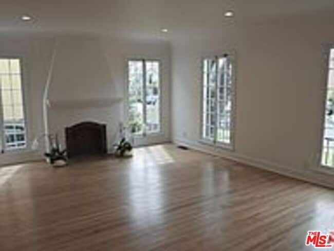 Building Photo - 840 S Curson Ave