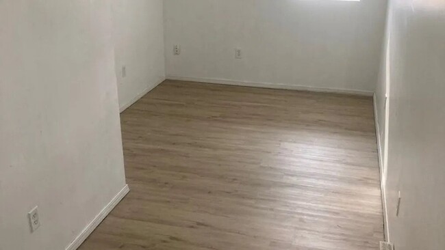 Foto del edificio - 4917 Hillcrest Dr
